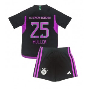 Bayern Munich Thomas Muller #25 Replika Babytøj Udebanesæt Børn 2023-24 Kortærmet (+ Korte bukser)